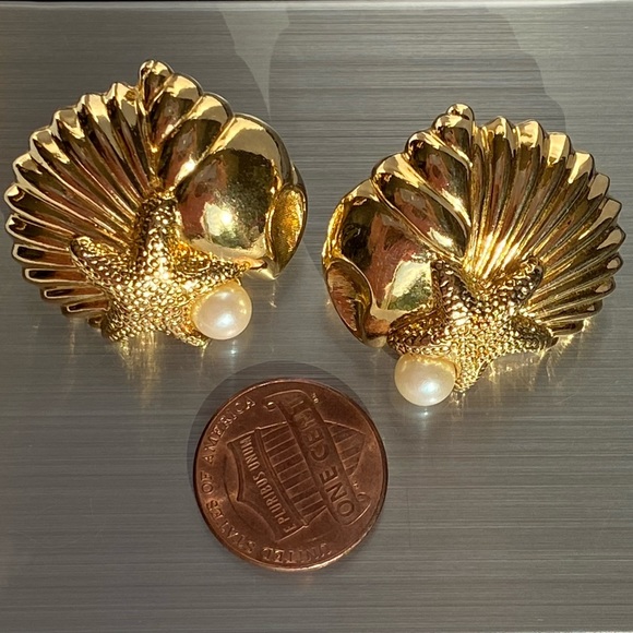 Vintage Avon Faux Pearl Shell Star Theme Gold Tone Earrings - Picture 3 of 15